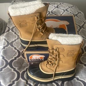 Sorel Women’s Caribou boots Size 8 in Buff